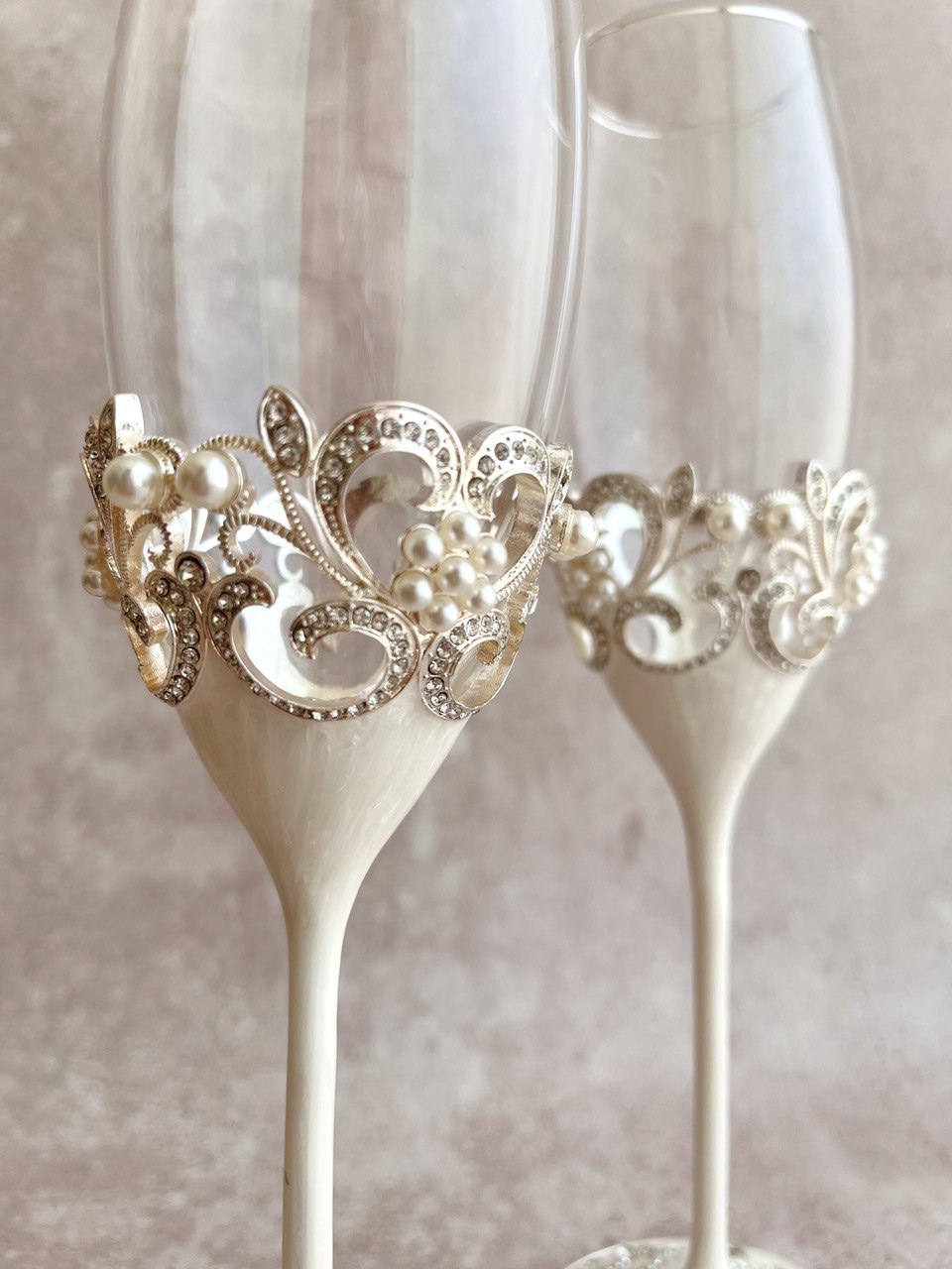 Copas de cristal bañadas en plata, con base de concha nacar encapsulada, cristales y perlas incrustadas 
