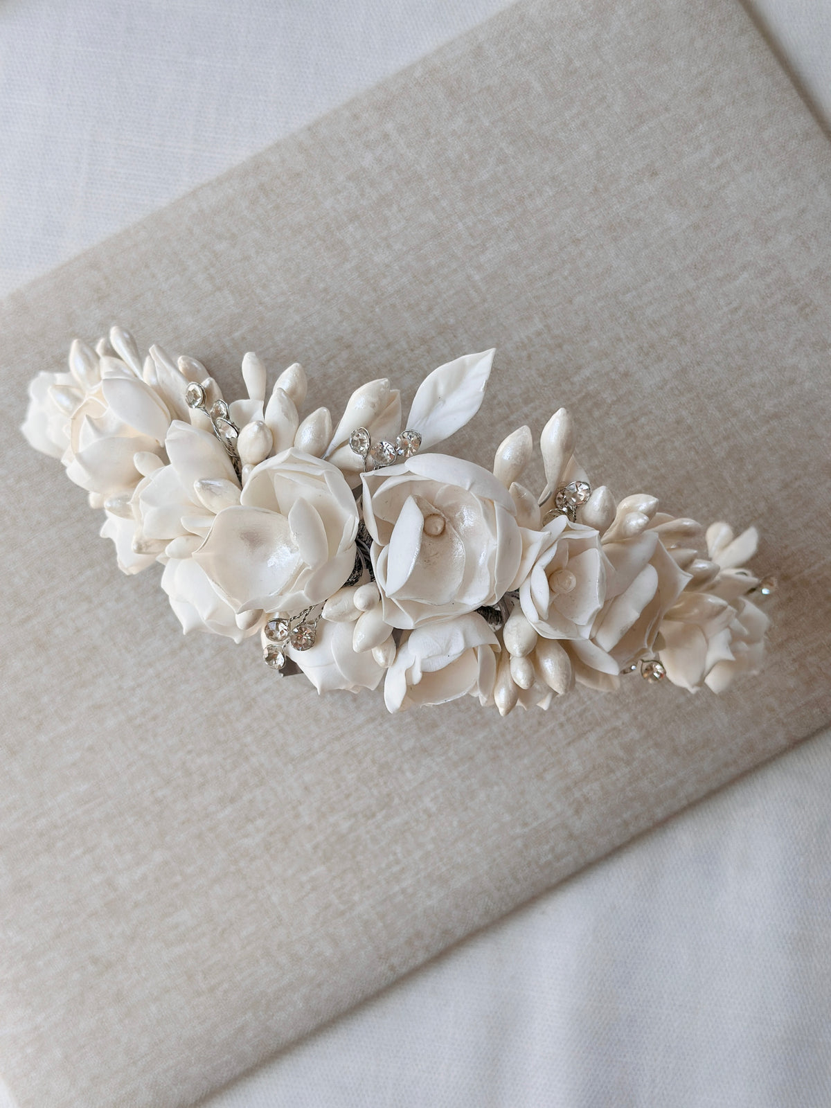 diadema mora ivory con flores de  pasta francesa y azahares 
bridal hairstyle headband 