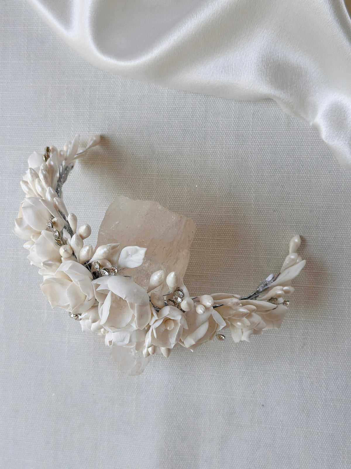 diadema mora ivory con flores de  pasta francesa y azahares 
bridal hairstyle headband 
