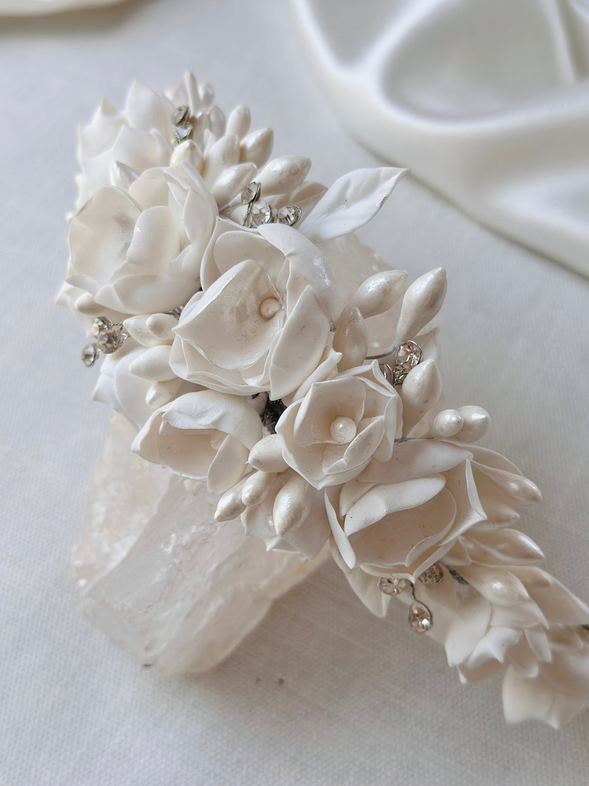 diadema mora ivory con flores de  pasta francesa y azahares 
bridal hairstyle headband 