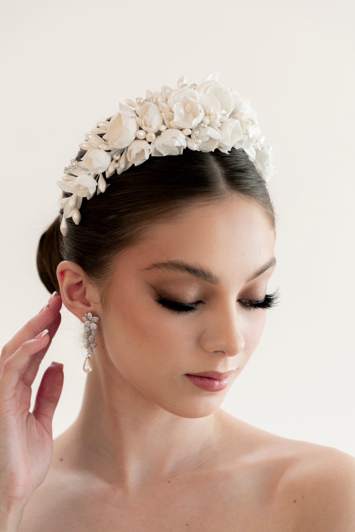 diadema mora ivory con flores de  pasta francesa y azahares 
bridal hairstyle headband 