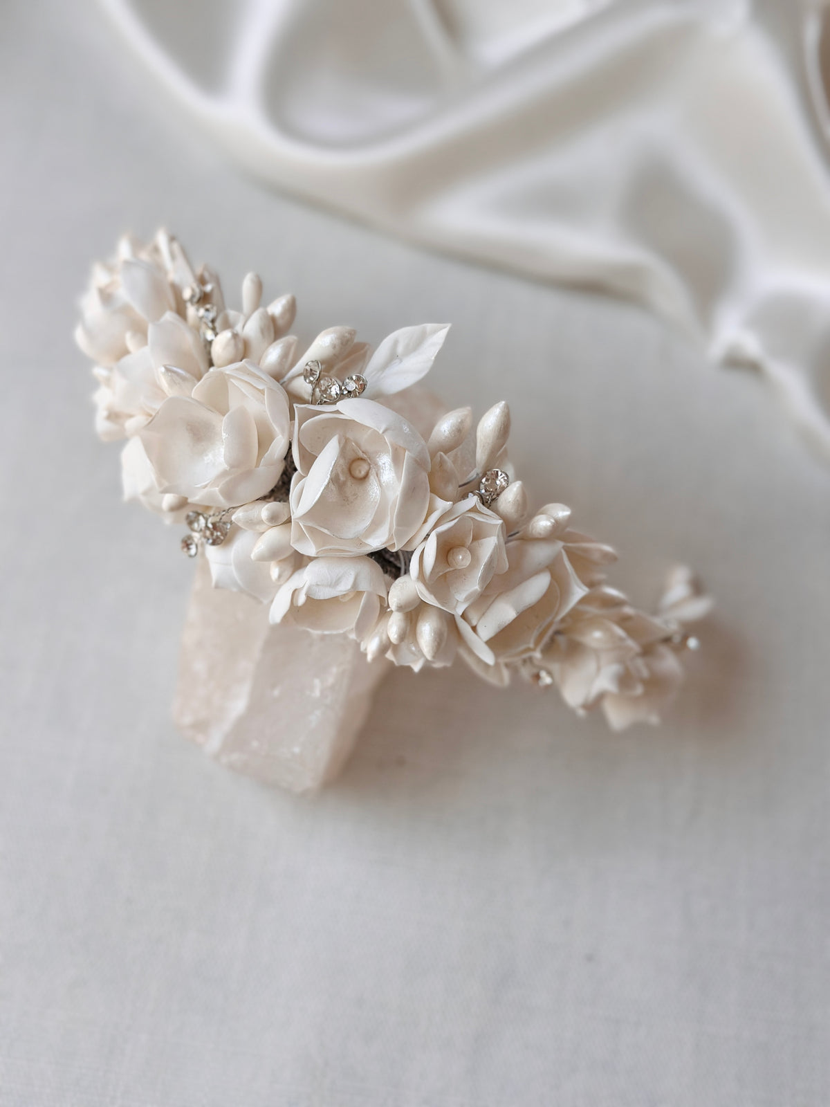 diadema mora ivory con flores de  pasta francesa y azahares 
bridal hairstyle headband 