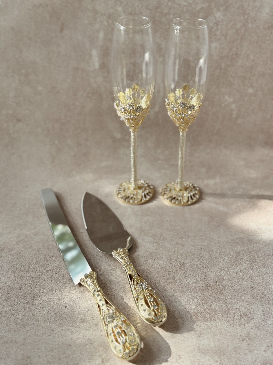 juego de copas, cuchillo y pala en chapa de oro con incrustaciones de cristal austriaco