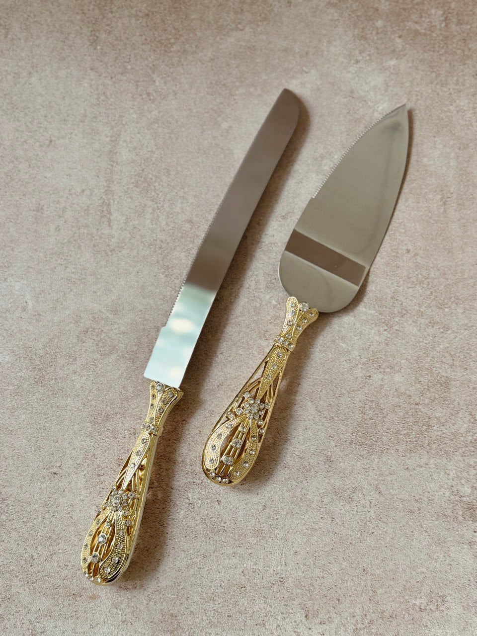 juego de copas, cuchillo y pala en chapa de oro con incrustaciones de cristal austriaco