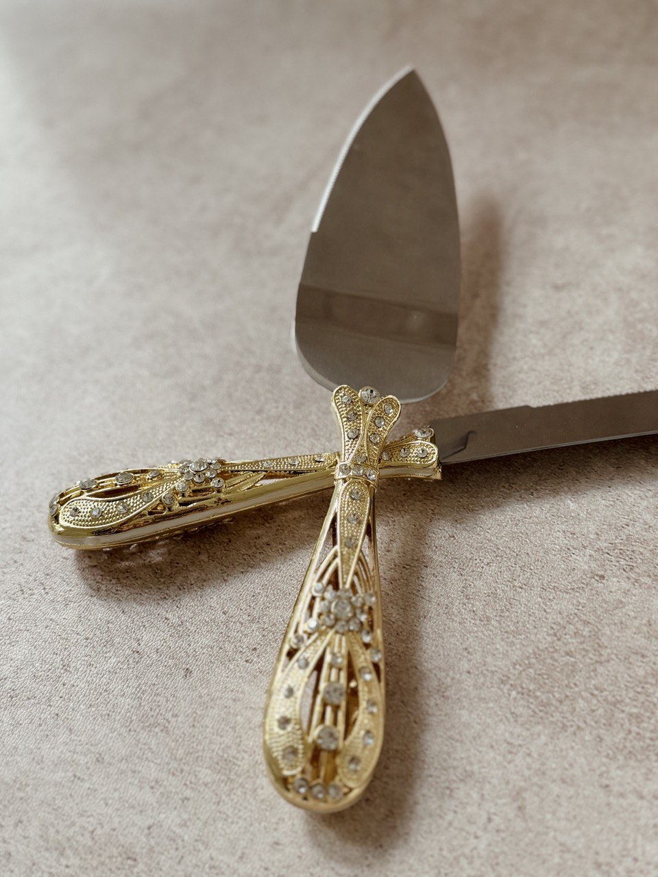 juego de copas, cuchillo y pala en chapa de oro con incrustaciones de cristal austriaco