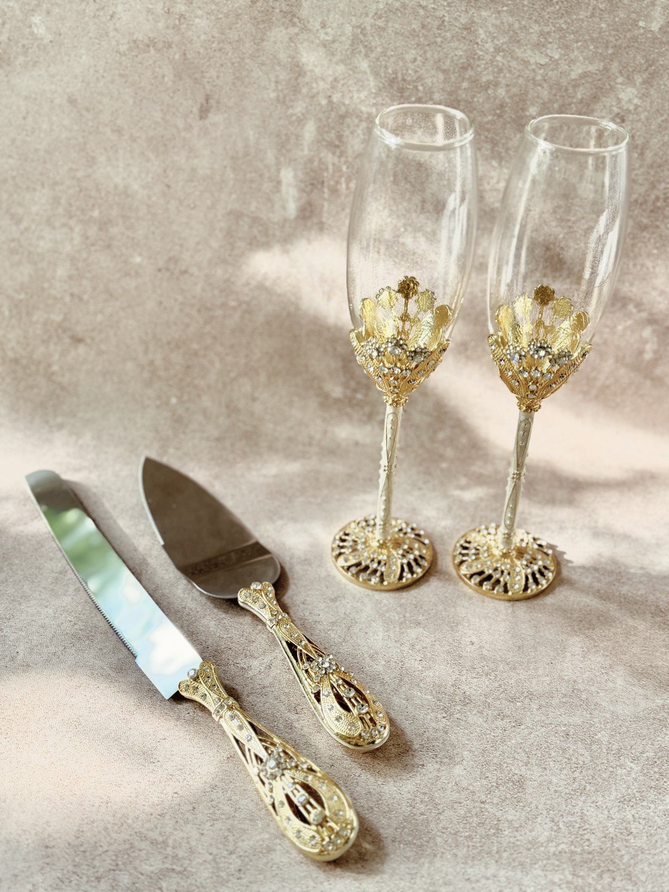 juego de copas, cuchillo y pala en chapa de oro con incrustaciones de cristal austriaco