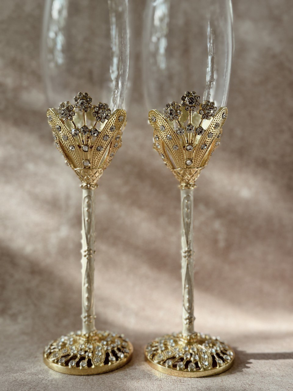 juego de copas, cuchillo y pala en chapa de oro con incrustaciones de cristal austriaco