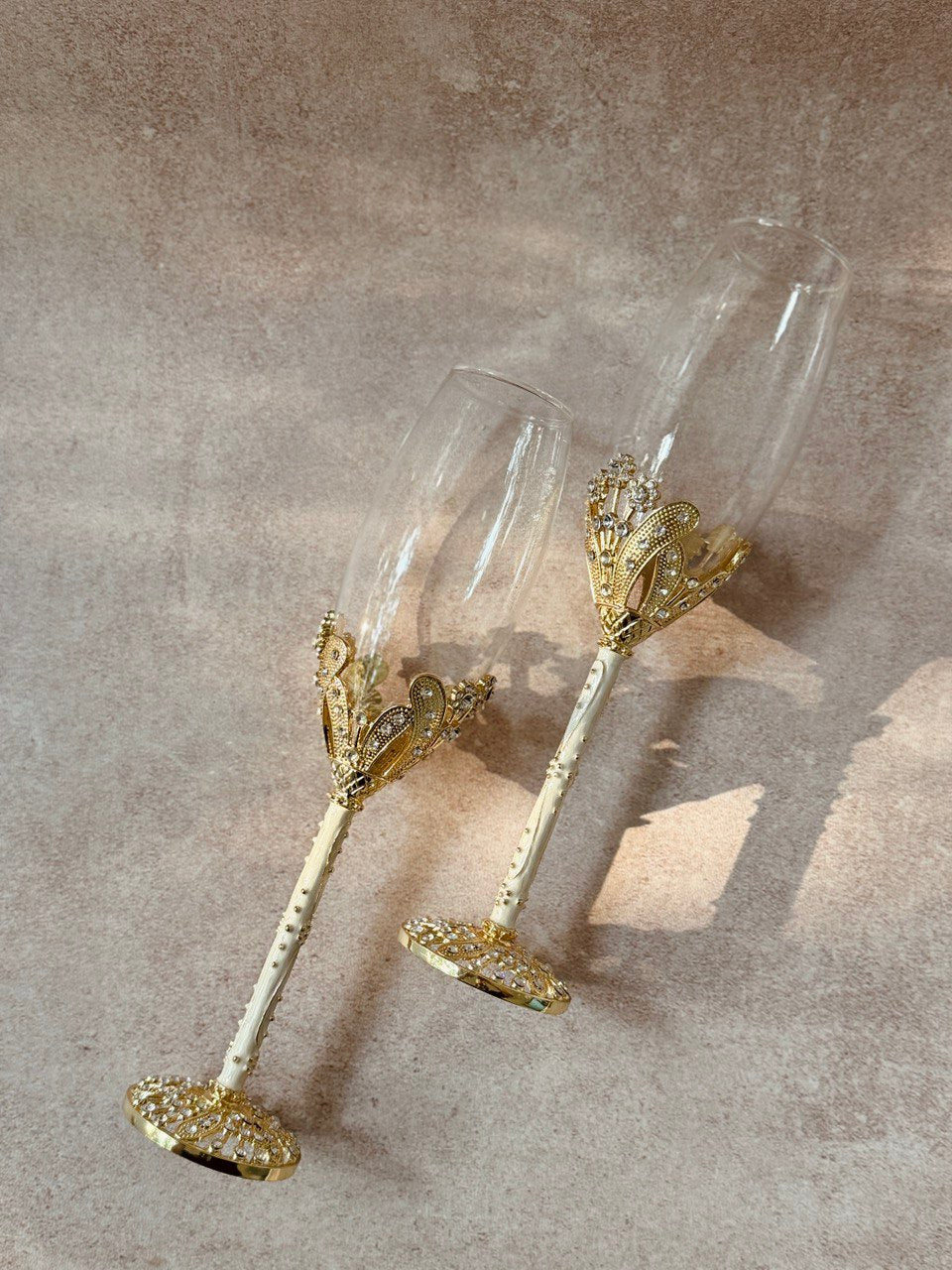 juego de copas, cuchillo y pala en chapa de oro con incrustaciones de cristal austriaco