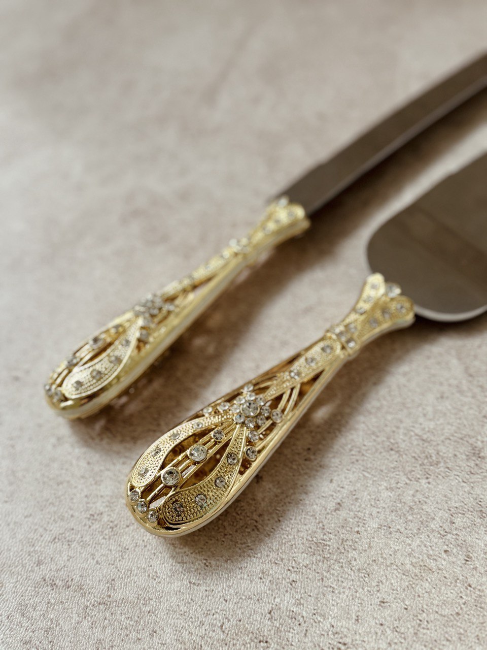 juego de copas, cuchillo y pala en chapa de oro con incrustaciones de cristal austriaco