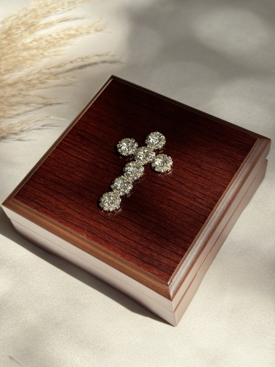 arras oro para boda en cofre con cruz de cristales 
Articulos Religiosos Boda