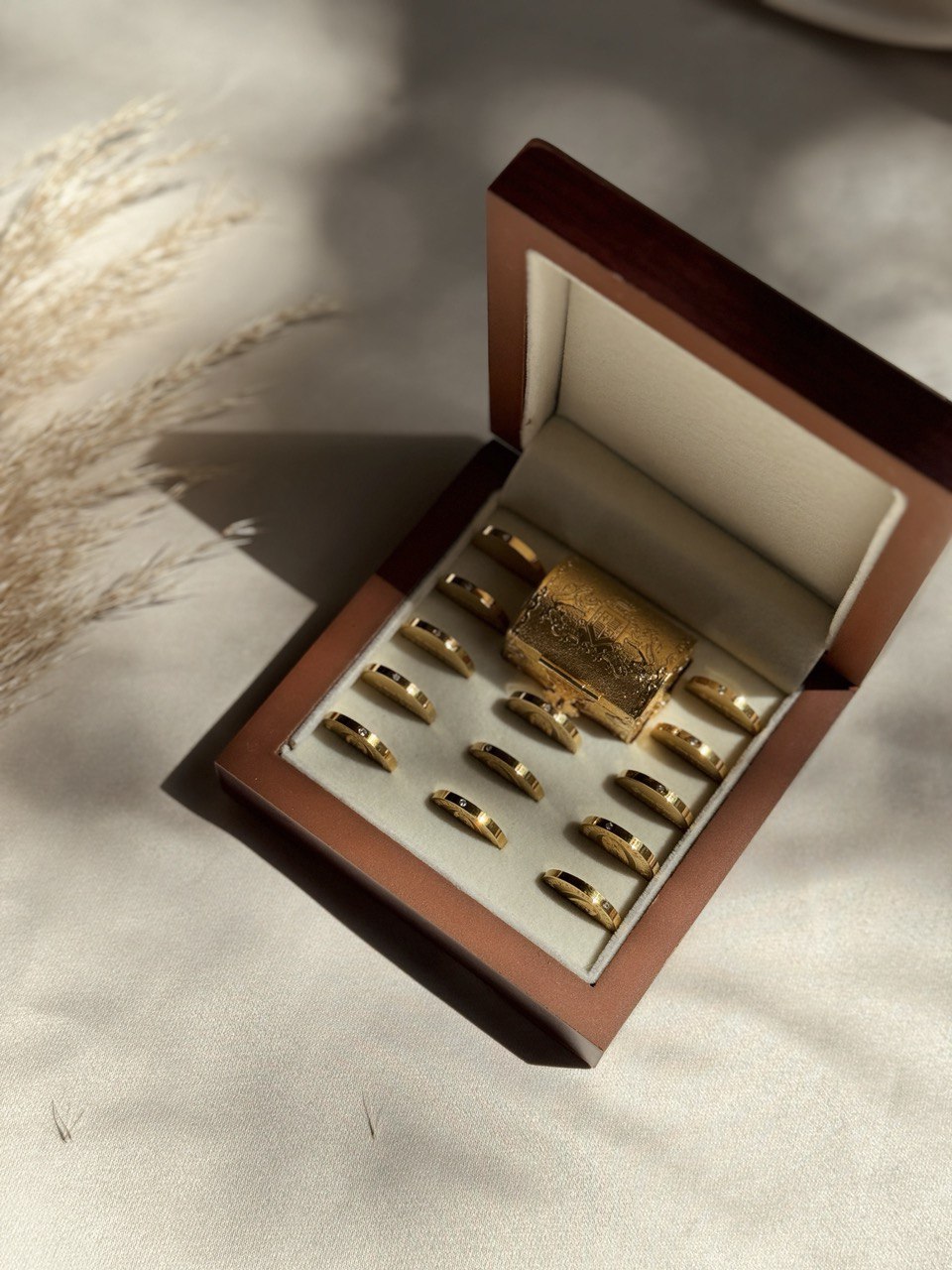 Arras oro para boda en cofre con cruz de cristales 
Articulos Religiosos Boda