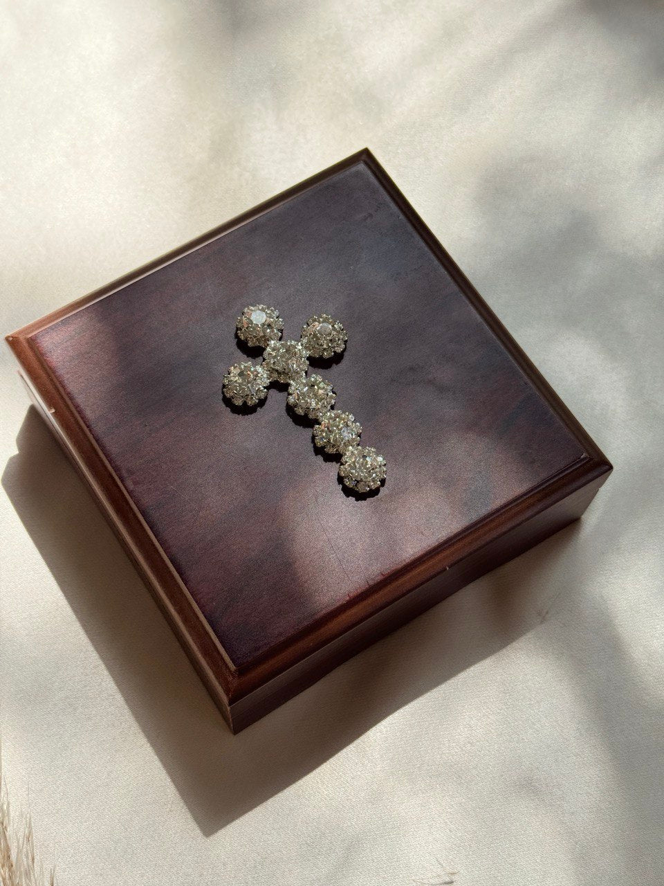 arras plata para boda en cofre con cruz de cristales 
Articulos Religiosos Boda
