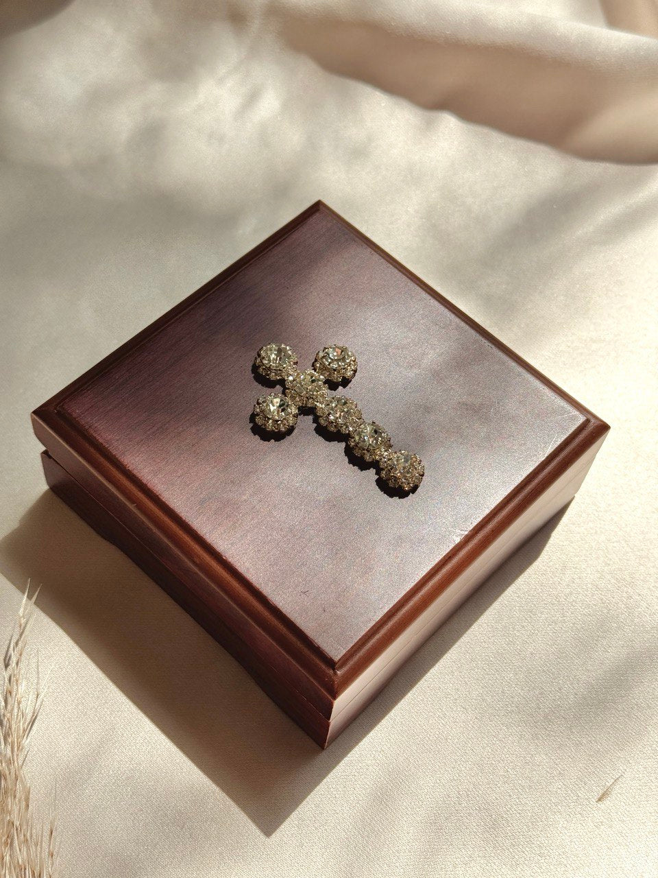 arras plata para boda en cofre con cruz de cristales 
Articulos Religiosos Boda