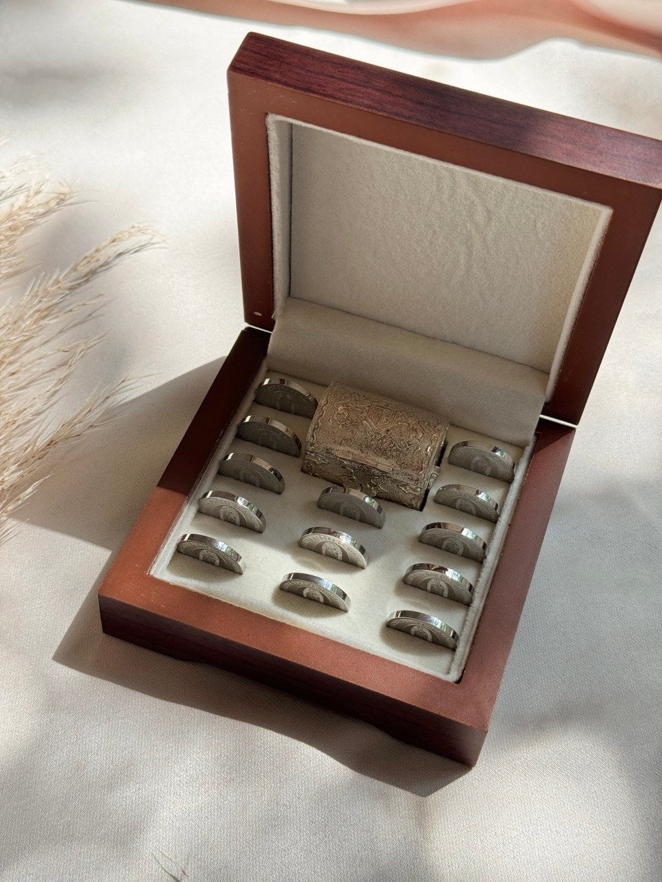 arras plata para boda en cofre con cruz de cristales 
Articulos Religiosos Boda