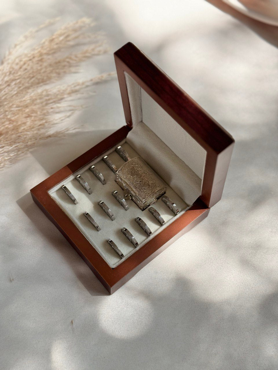 arras plata para boda en cofre con cruz de cristales 
Articulos Religiosos Boda