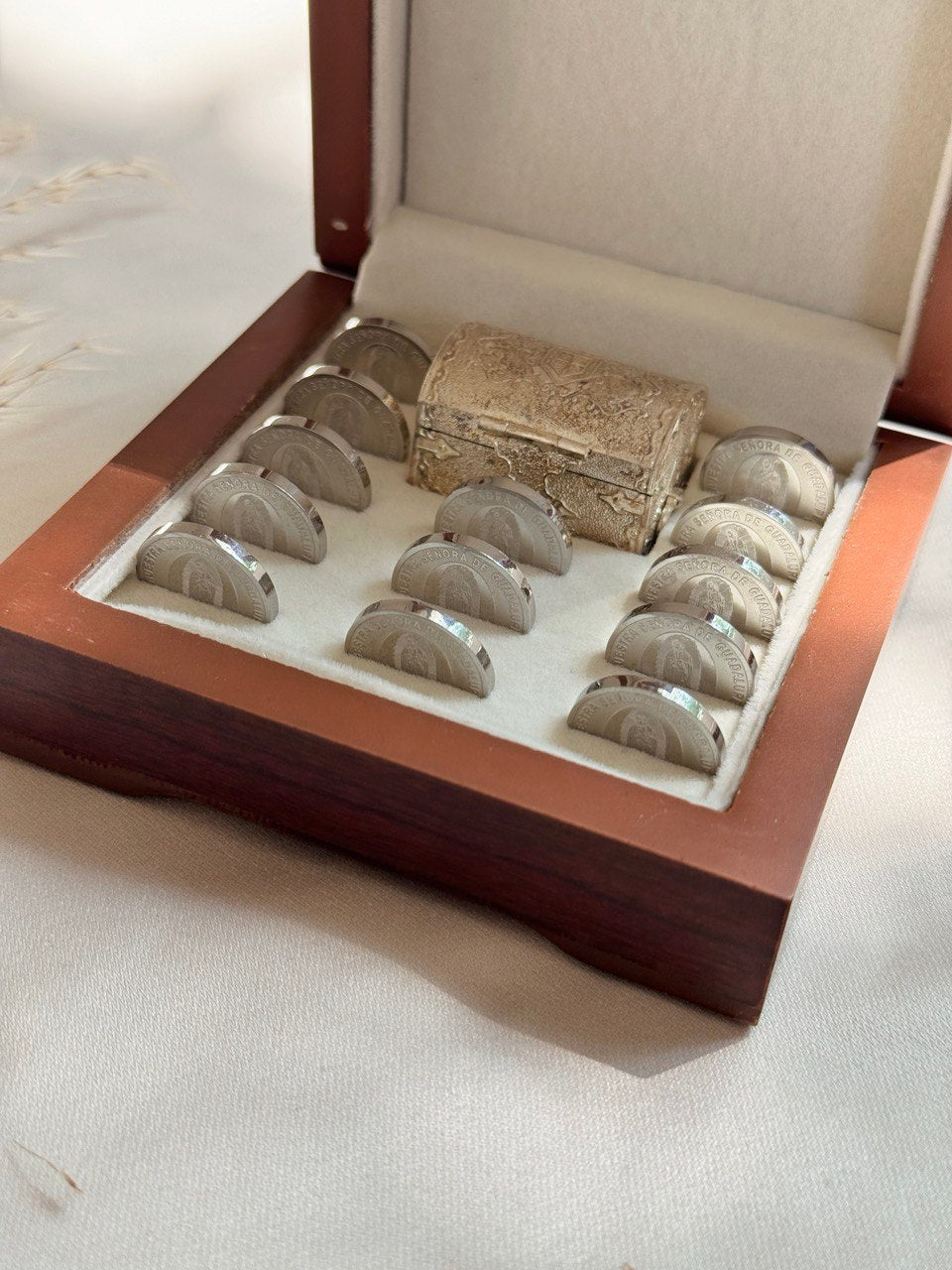 arras plata para boda en cofre con cruz de cristales 