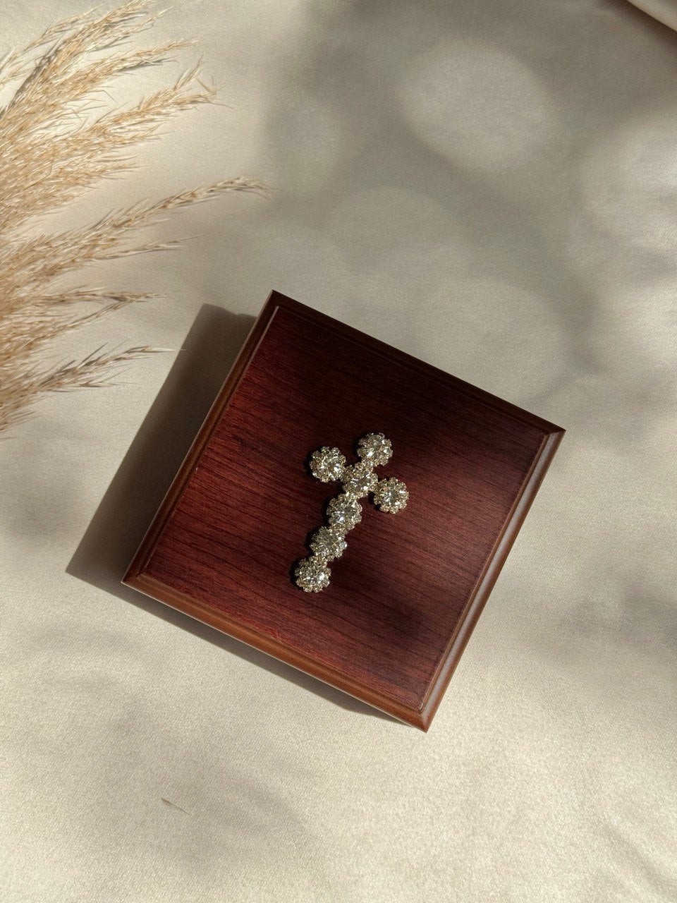 arras plata para boda en cofre con cruz de cristales 
Articulos Religiosos Boda