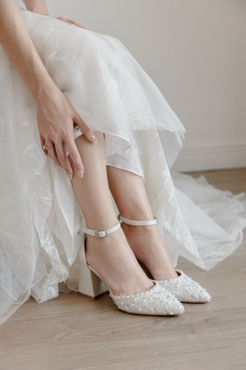 zapatillas de novia de punta aguda con aplicacion de lentejuela y perla ivory