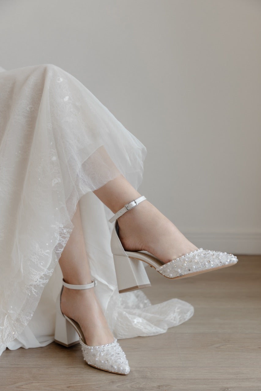 zapatillas de novia de punta aguda con aplicacion de lentejuela y perla ivory