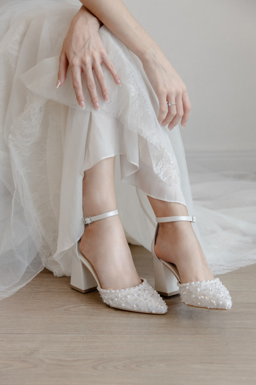 zapatillas de novia de punta aguda con aplicacion de lentejuela y perla ivory