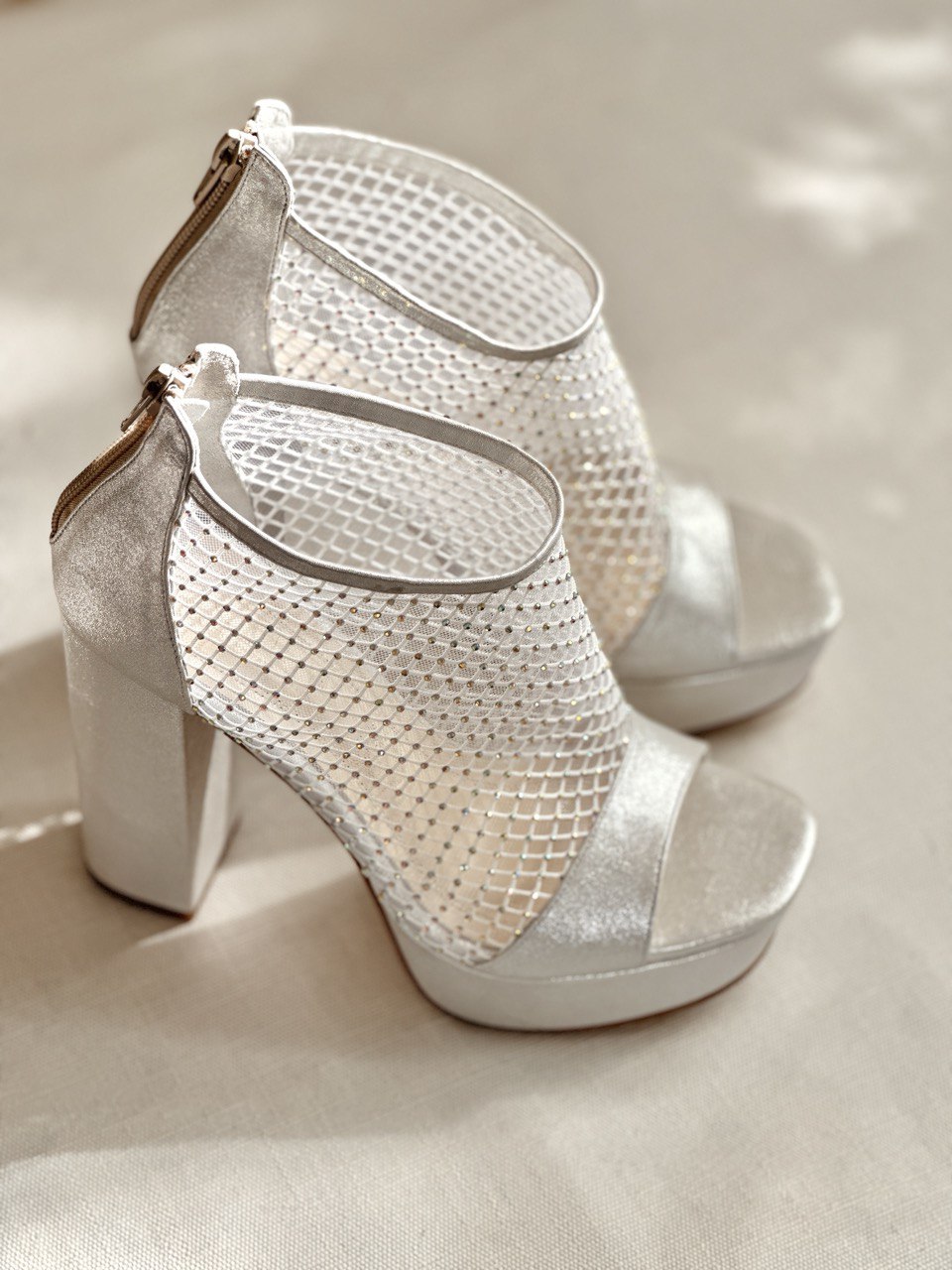 zapatillas de novia plata con patron de red e incrustaciones de cristales 