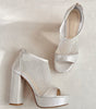 zapatillas de novia plata con patron de red e incrustaciones de cristales 