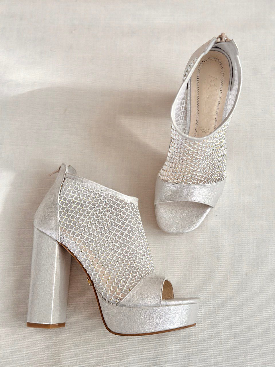 zapatillas de novia plata con patron de red e incrustaciones de cristales 