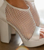zapatillas de novia plata con patron de red e incrustaciones de cristales 