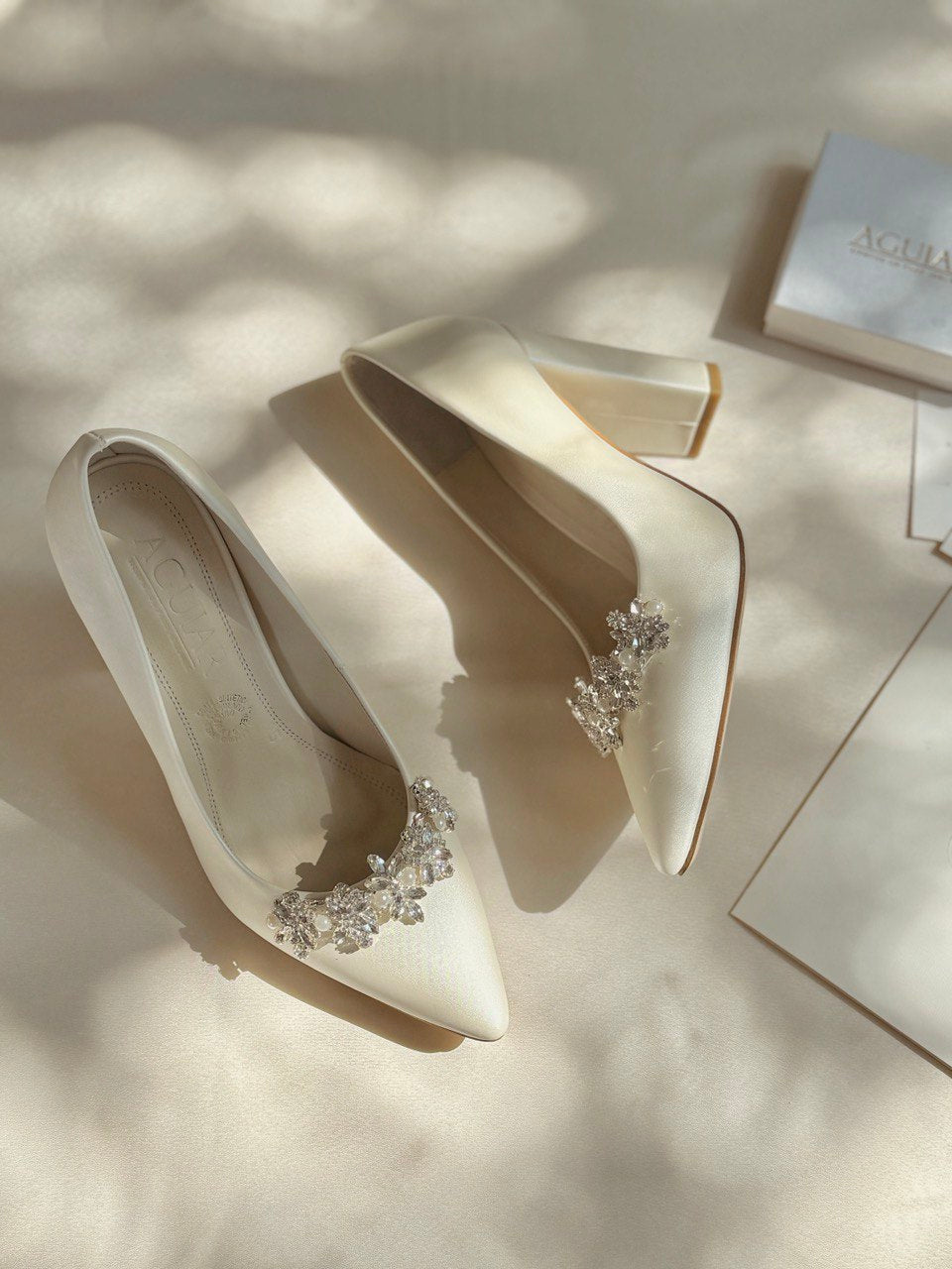 Stiletto de novia con tacon ancho con aplicacion de pedreria y perla al frente 