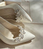 Stiletto de novia con tacon ancho con aplicacion de pedreria y perla al frente 