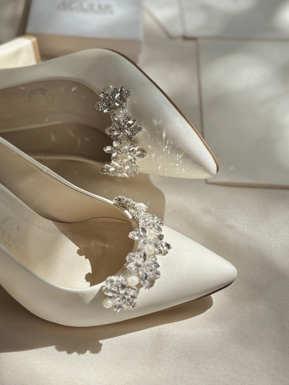 Stiletto de novia con tacon ancho con aplicacion de pedreria y perla al frente 