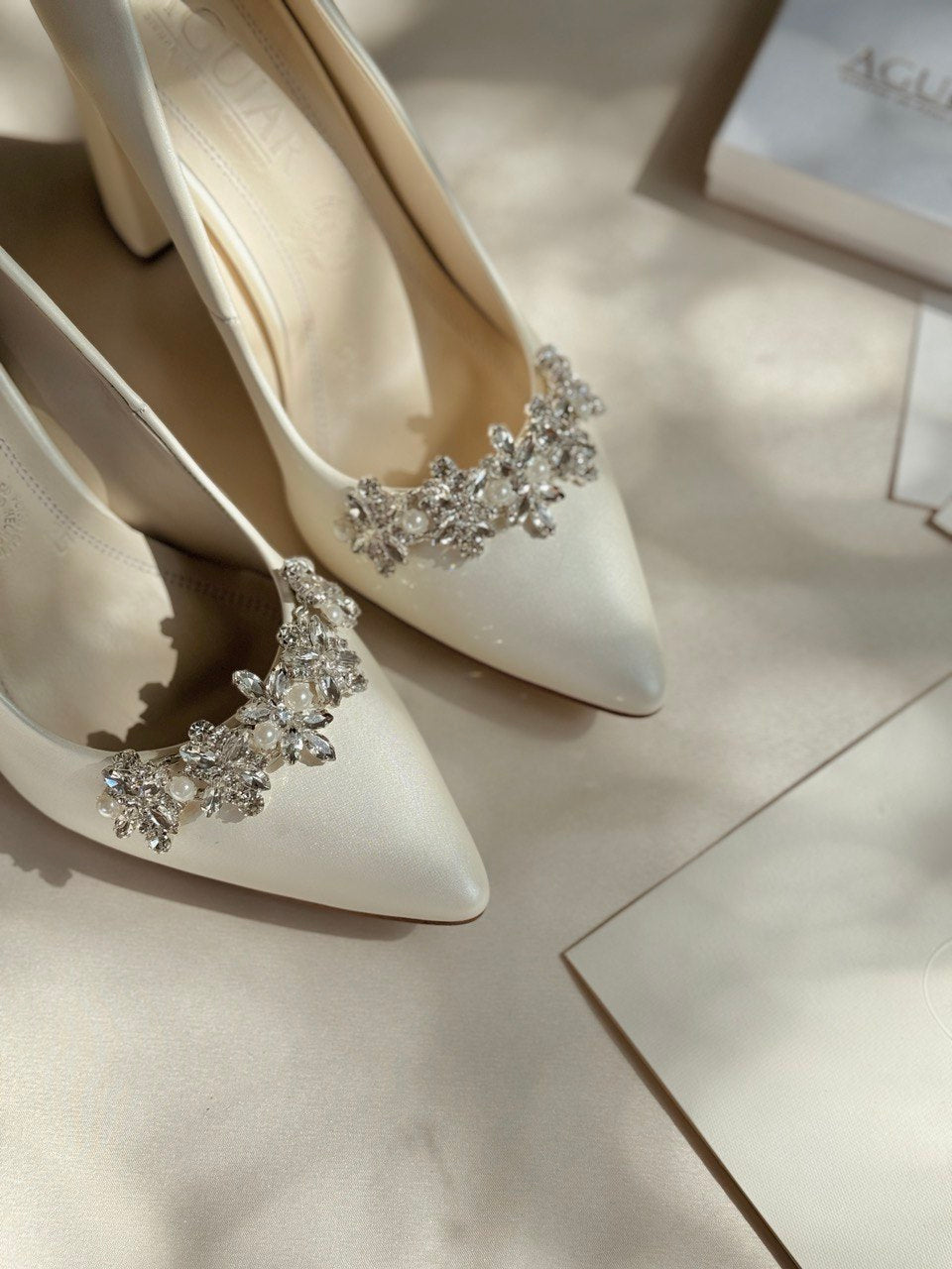 Stiletto de novia con tacon ancho con aplicacion de pedreria y perla al frente 