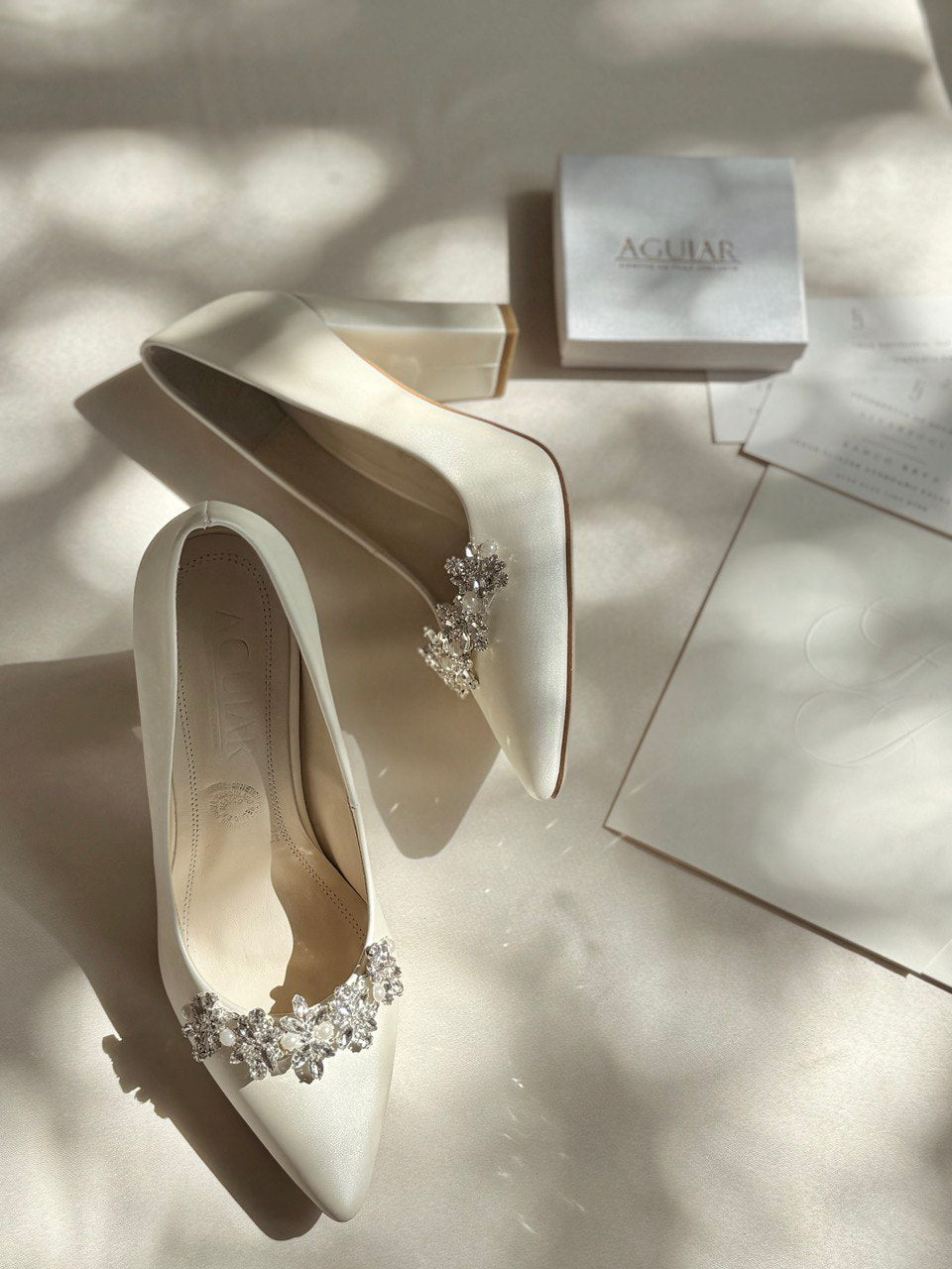 Stiletto de novia con tacon ancho con aplicacion de pedreria y perla al frente 