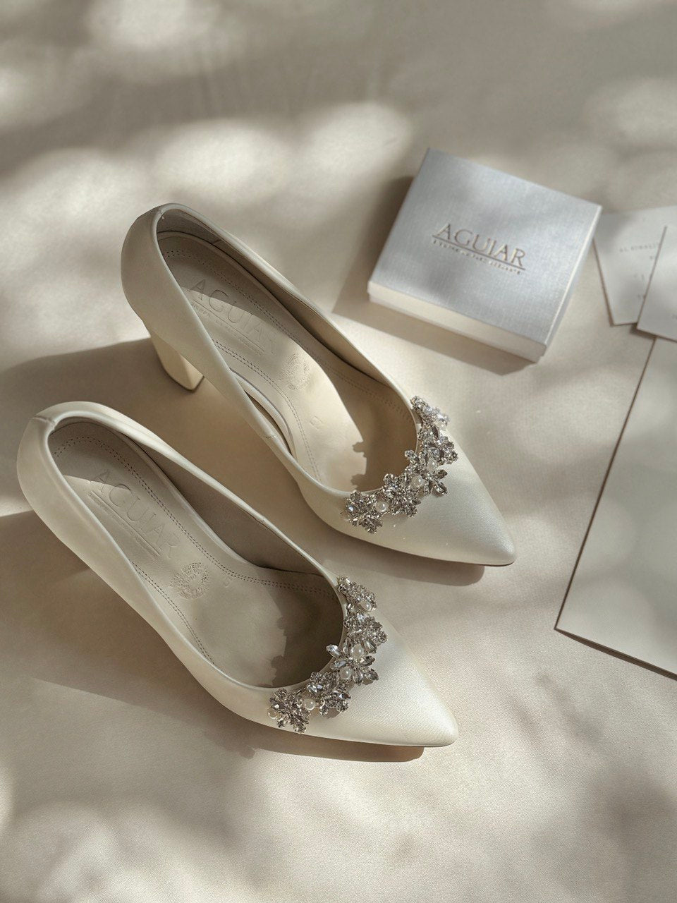 Stiletto de novia con tacon ancho con aplicacion de pedreria y perla al frente 