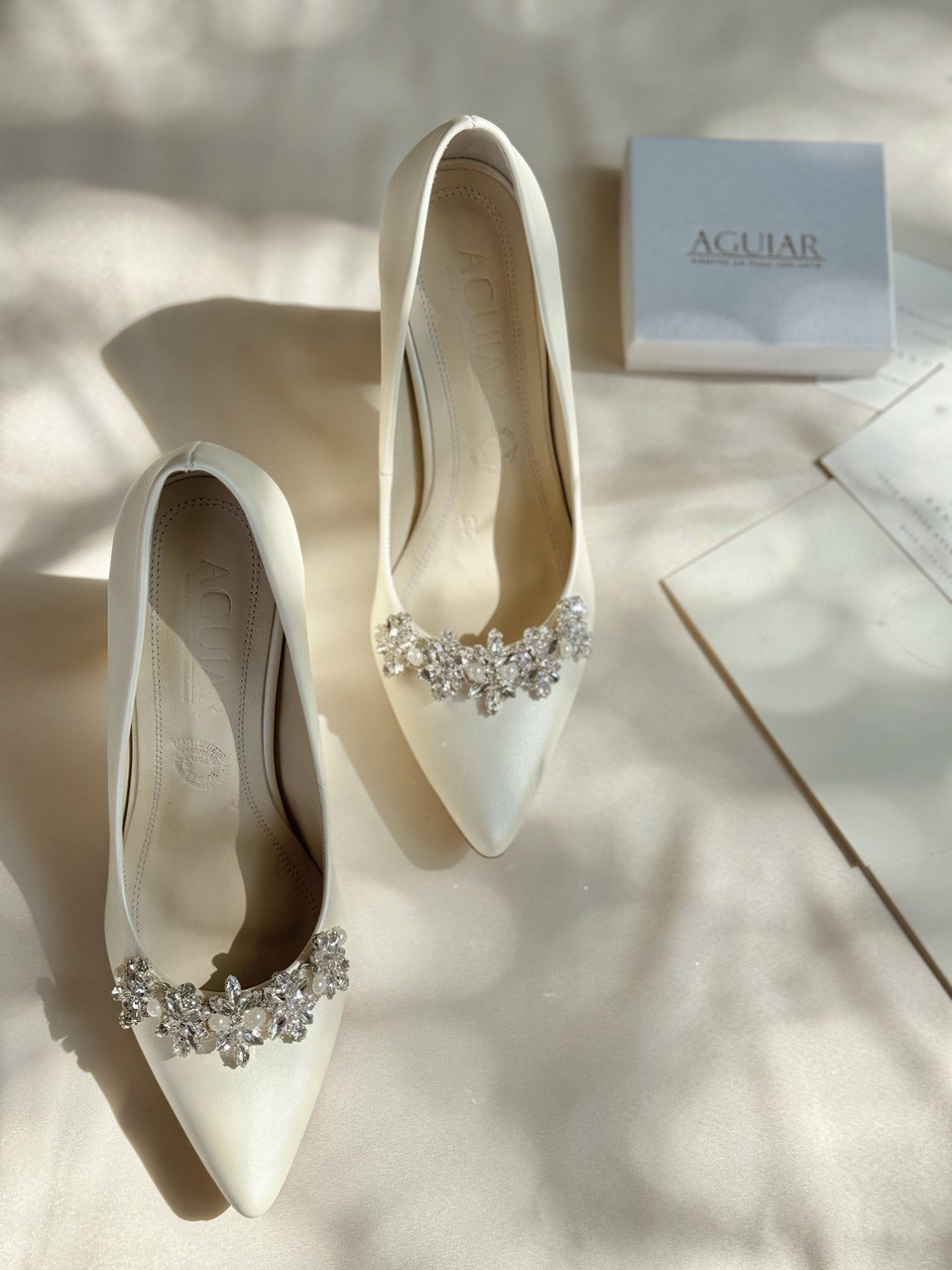 Stiletto de novia con tacon ancho con aplicacion de pedreria y perla al frente 
