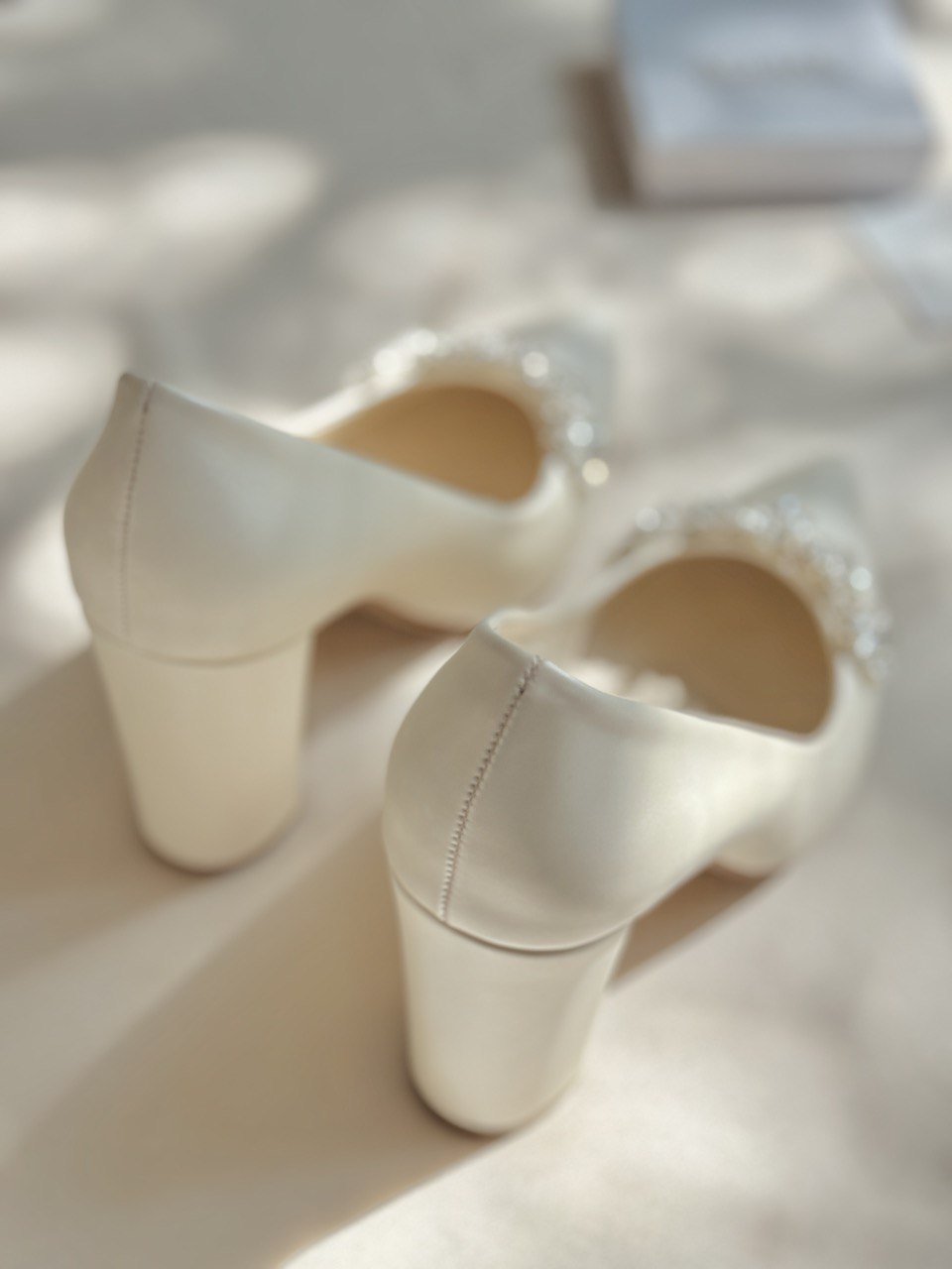 Stiletto de novia con tacon ancho con aplicacion de pedreria y perla al frente 