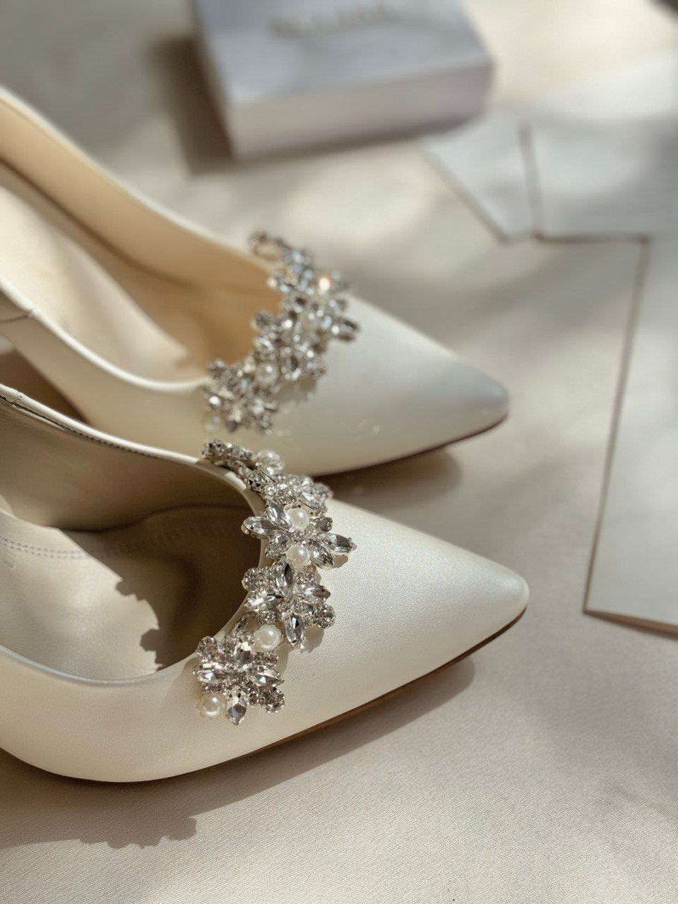 Stiletto de novia con tacon ancho con aplicacion de pedreria y perla al frente 