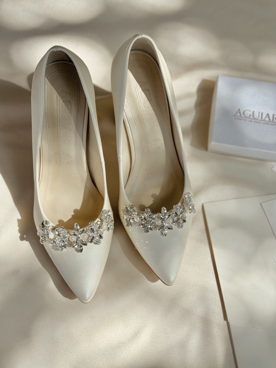Stiletto de tacón ancho con aplicación de pedrería y perla ivory