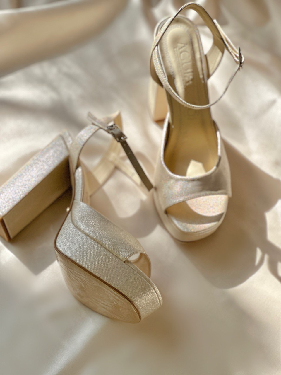 zapatillas de novia de tacon ancho destalonadas y con punta abierta 