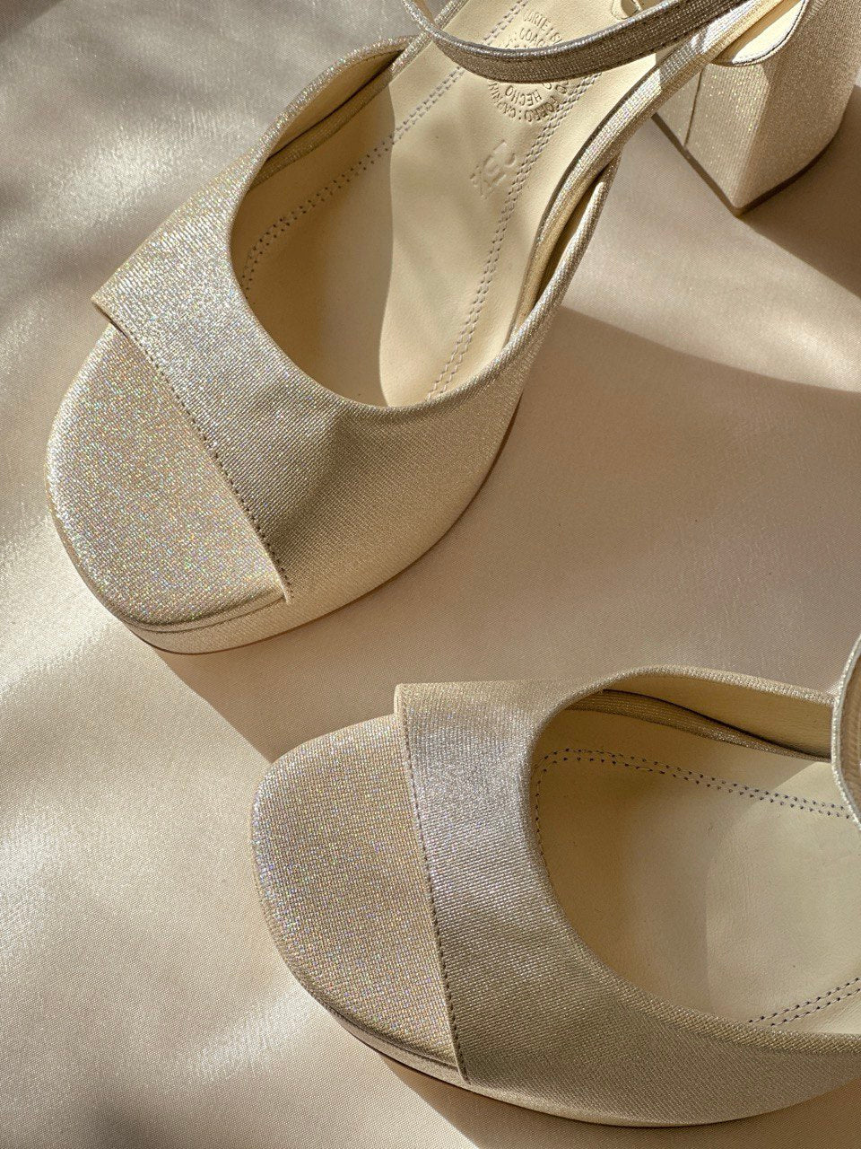 zapatillas de novia de tacon ancho destalonadas y con punta abierta 