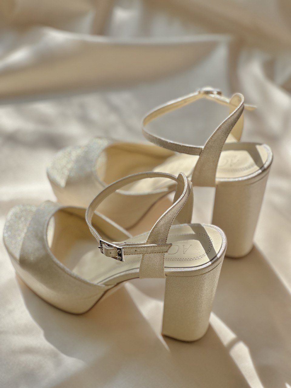 zapatillas de novia de tacon ancho destalonadas y con punta abierta 