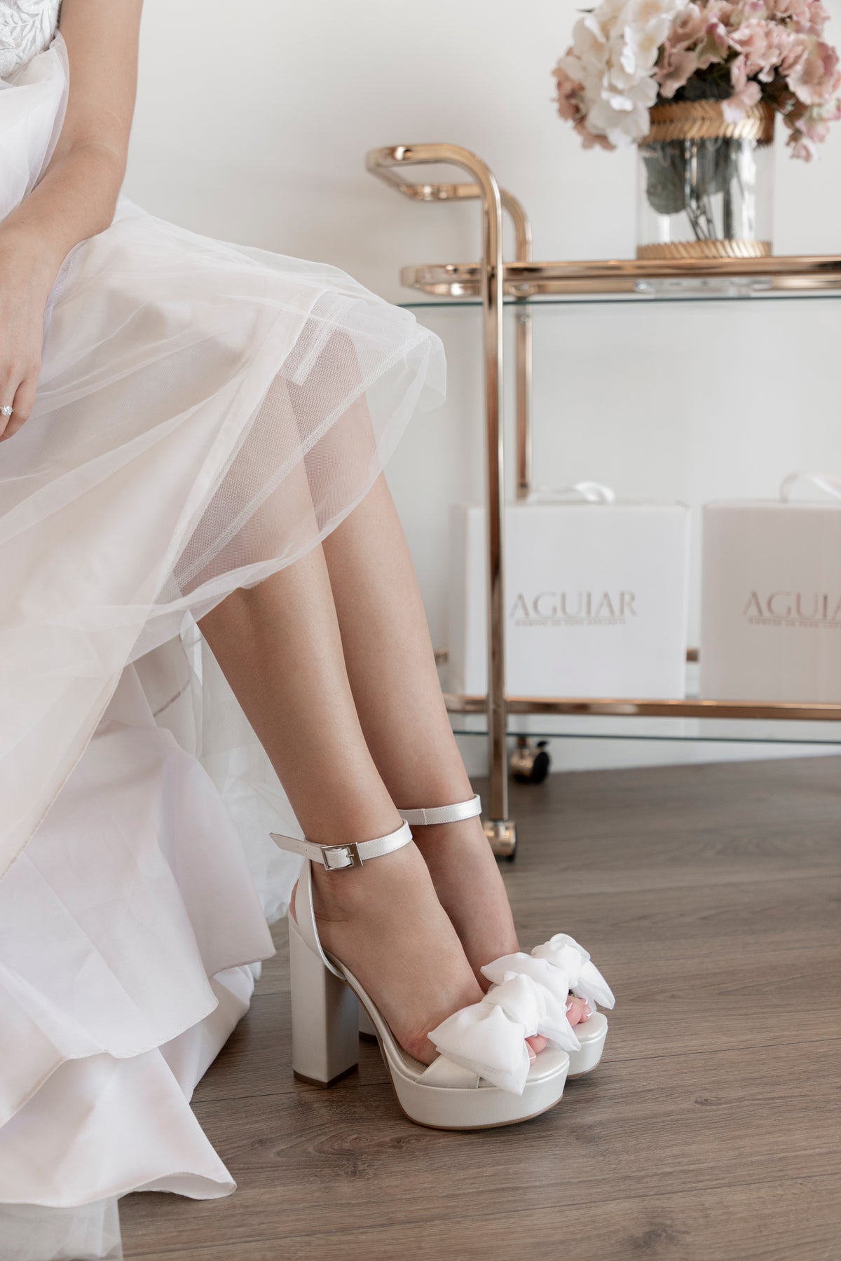 Zapatillas para novia de tacon ancho y plataforma, con aplicacion de moño en la parte del frente