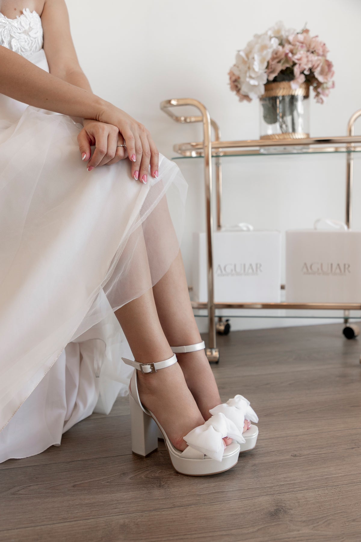 Zapatillas para novia de tacon ancho y plataforma, con aplicacion de moño en la parte del frente 