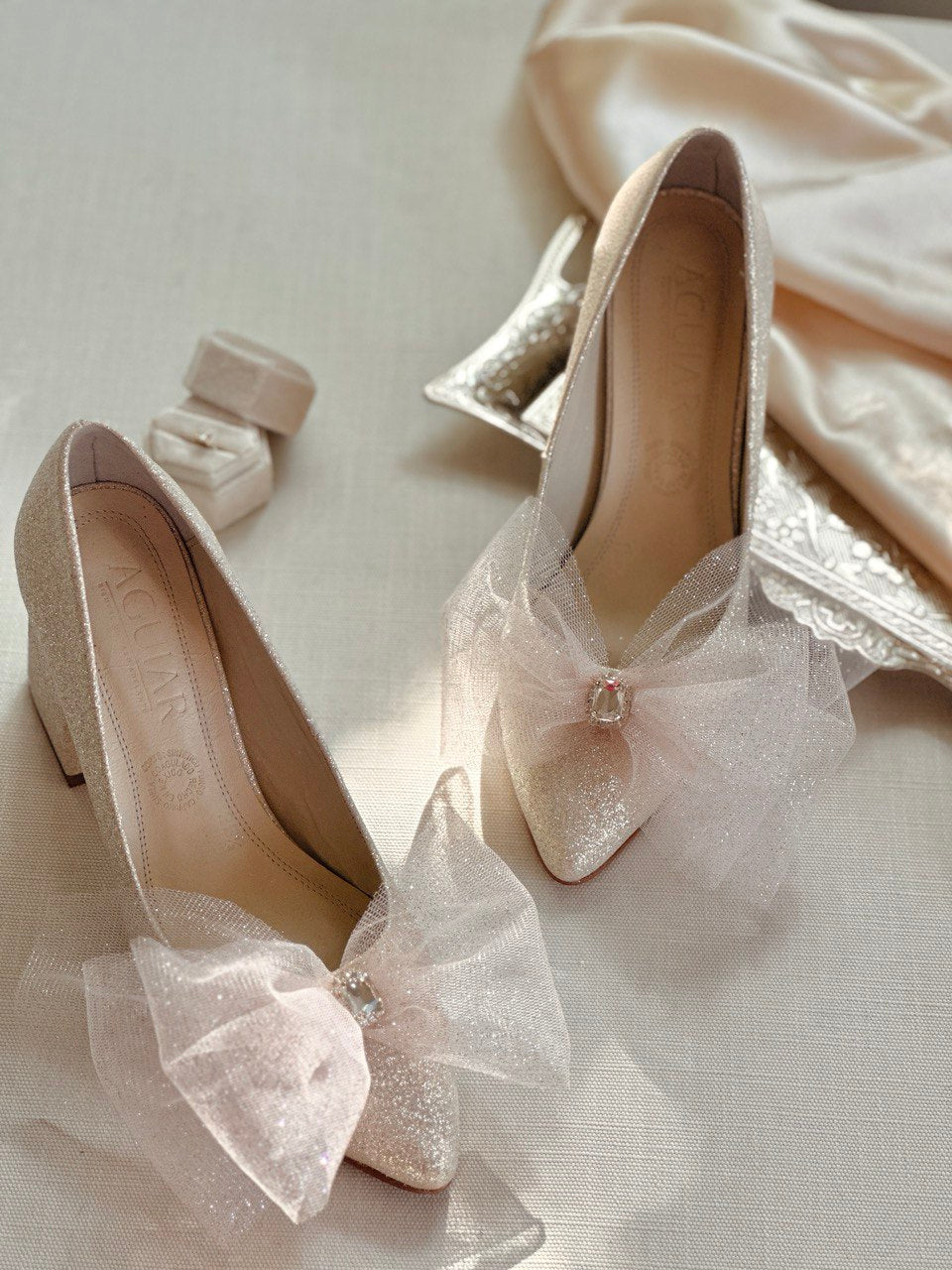 zapatillas de novia de tacon ancho con apliacion de moño y cristales 