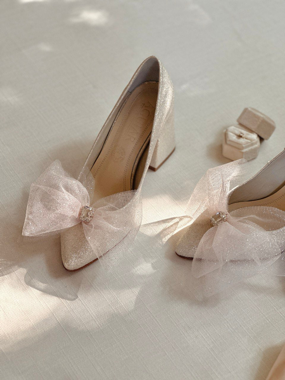 zapatillas de novia de tacon ancho con apliacion de moño y cristales 