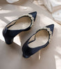Stiletto de novia con tacon ancho con aplicacion de pedreria y perla al frente 