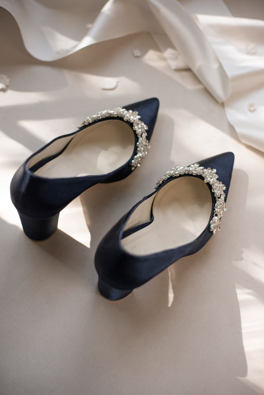 Stiletto de novia con tacon ancho con aplicacion de pedreria y perla al frente 