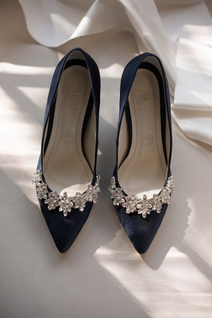 Stiletto de novia con tacon ancho con aplicacion de pedreria y perla al frente 