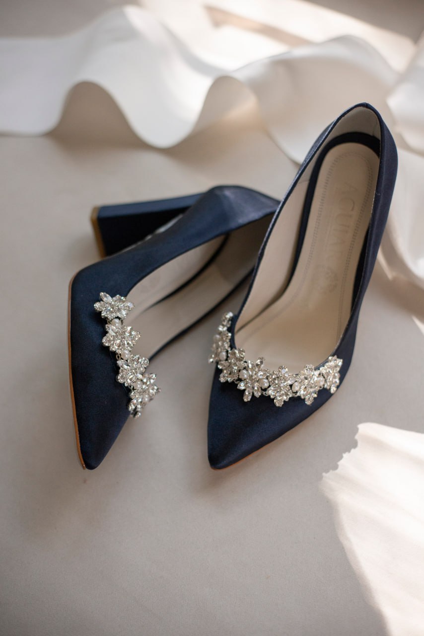 Stiletto de novia con tacon ancho con aplicacion de pedreria y perla al frente 