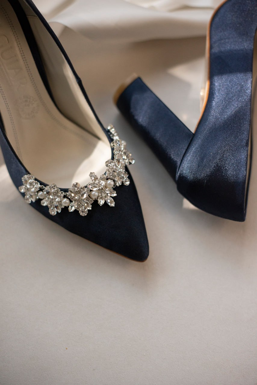 Stiletto de novia con tacon ancho con aplicacion de pedreria y perla al frente 